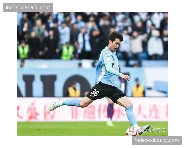 大连英博防守组织：全员退守切断联系，反击时一脚出球精准